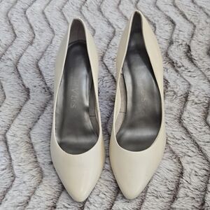 Pointed Toe Women’s Pumps in Cream
